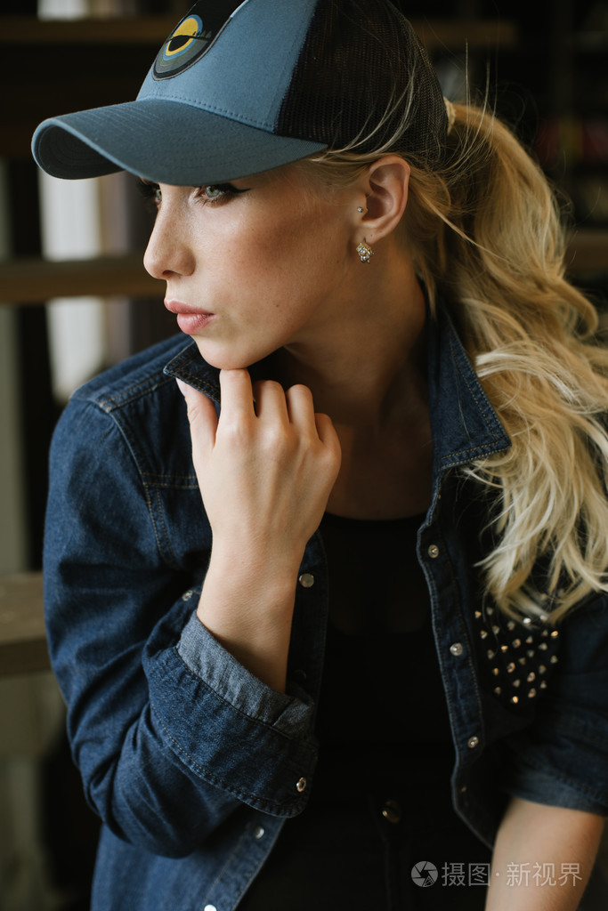 戴着棒球帽的金发女孩