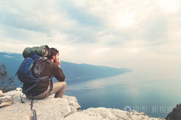 吸收的男孩独自旅行