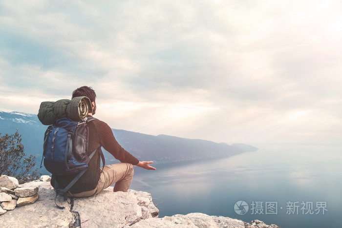 登山者站在山顶冥想照片-正版商用图片1q06or-摄图新视界