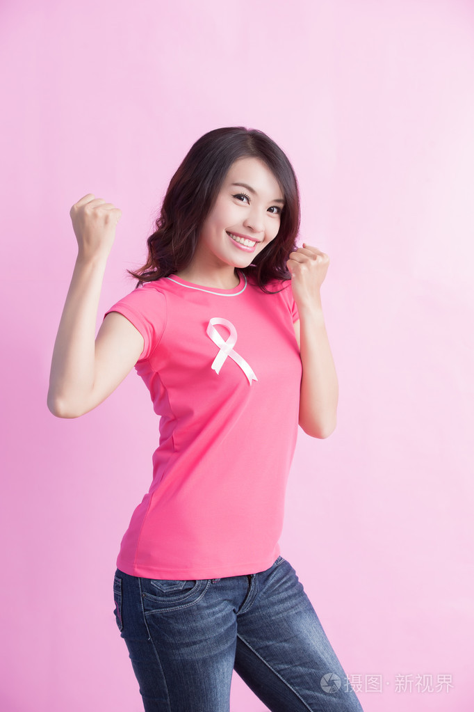 粉红丝带显示拳头的女人