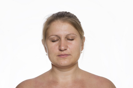 没有眼睛年轻时尚模型没有化妆的女人闭着眼睛照片