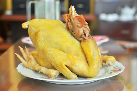 新年海鲜在越南的农历新年里, 煮熟的鸡肉在祭祀照片