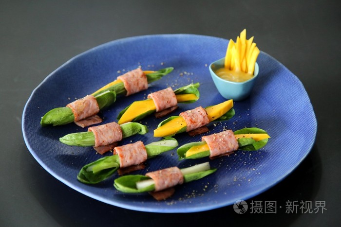 越南卷猪肉, 芒果和白菜