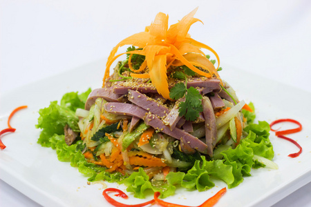 熏牛肉泰式黑椒调味的沙拉照片