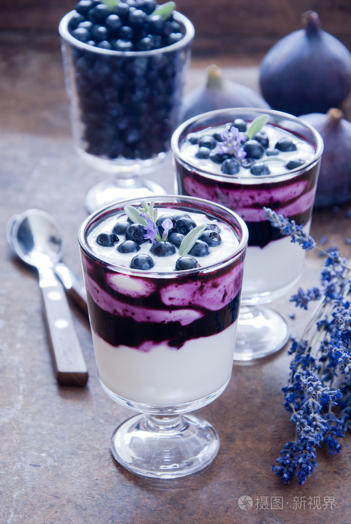 用薰衣草花蓝莓甜点
