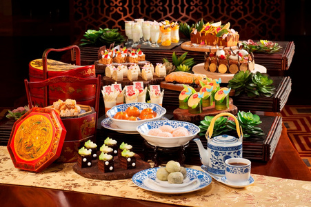 大量的蛋糕和茶为亚洲的中秋节图片