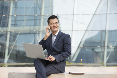 中国的商人,用他的笔记本电脑照片