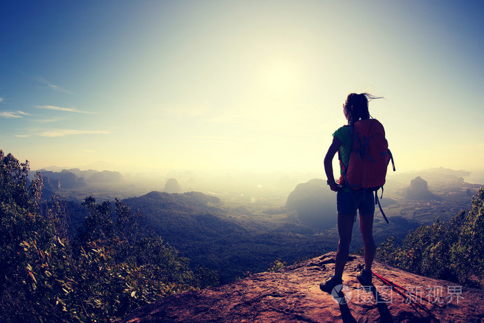女人背包徒步旅行