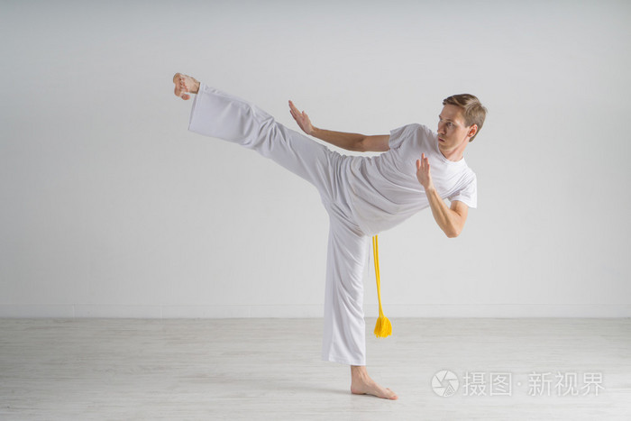 在运动服表演踢人