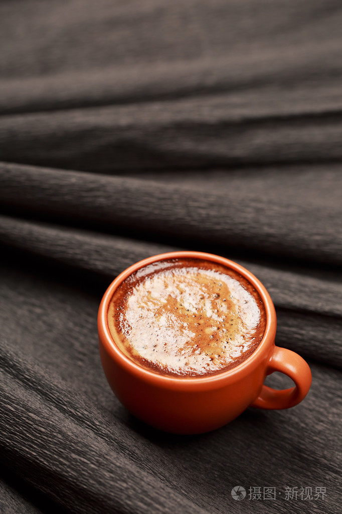 杯浓缩咖啡在黑色背景上