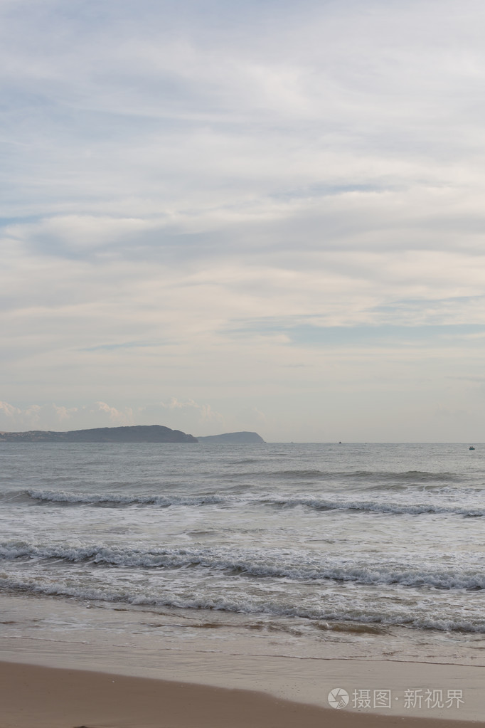 美丽的风景夏天大海与沙滩和晴朗的天空