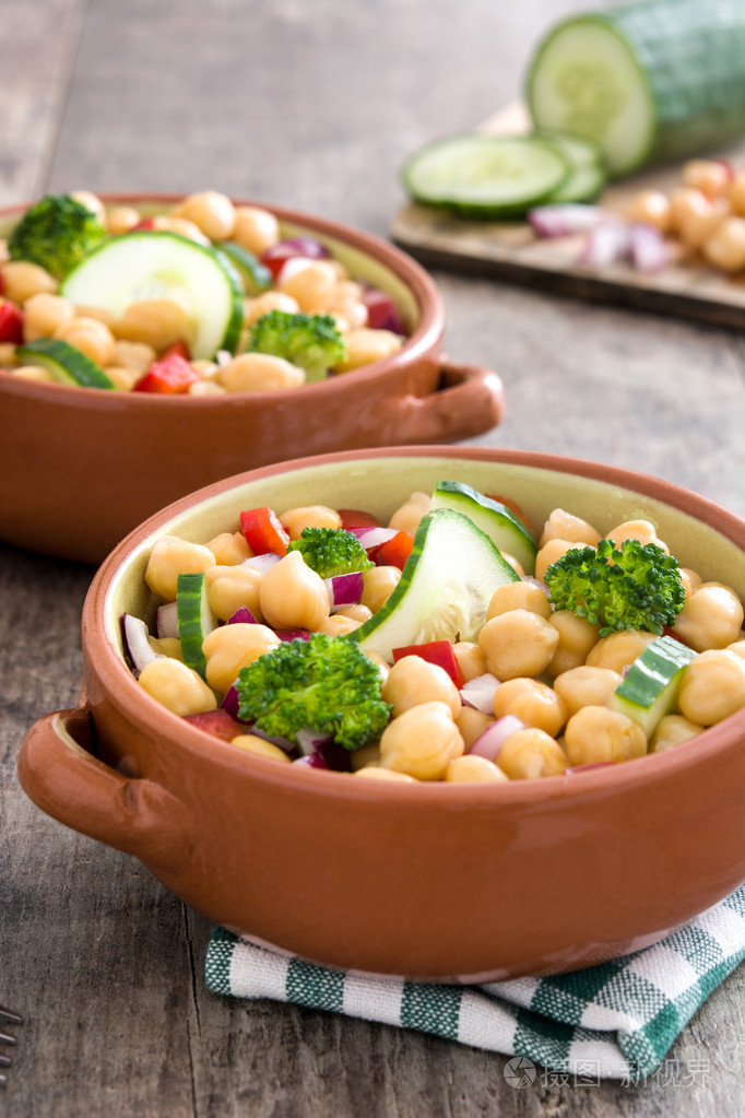 鹰嘴豆沙拉碗木制背景