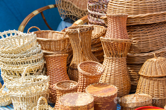 从柳条编织的篮子用来容纳容器或车