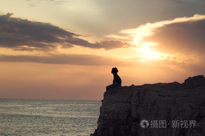 神秘的小男孩坐在悬崖的边缘