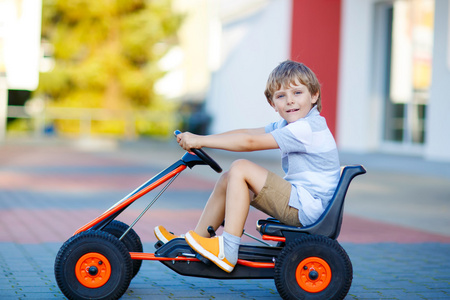 夏季开车踏板赛车的小小孩男孩图片