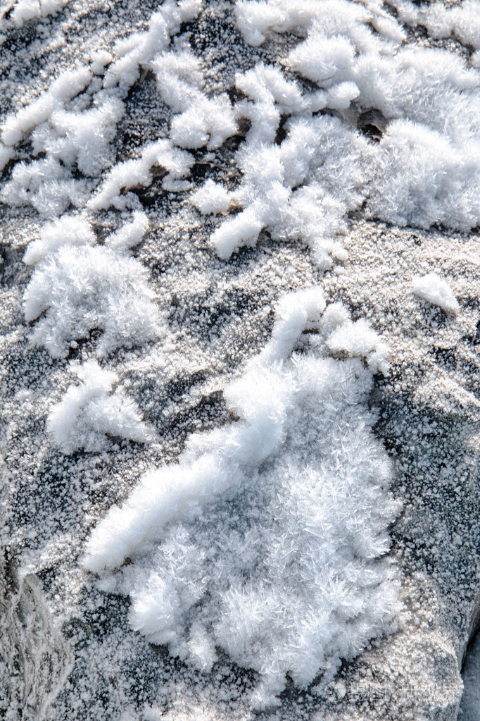 在一块岩石上的雪晶体