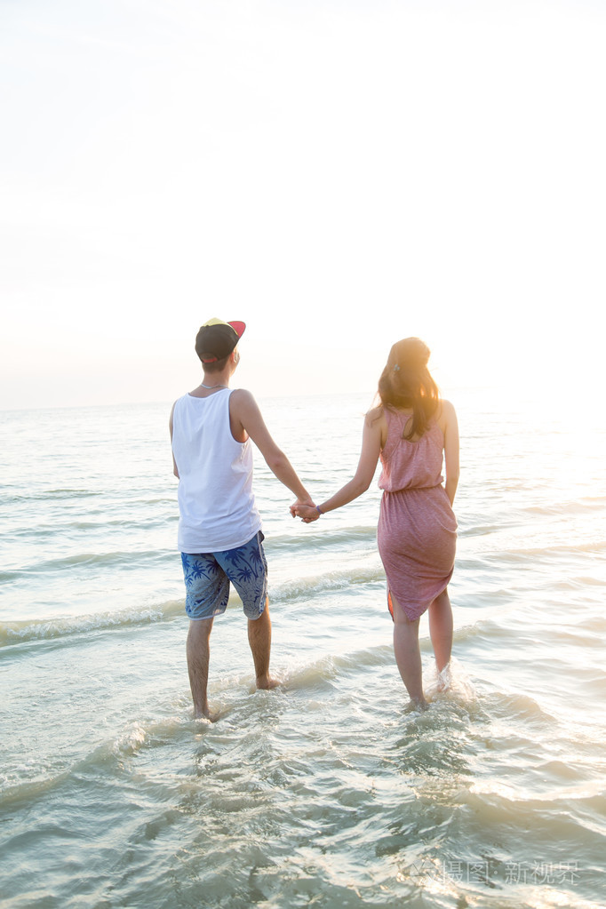 热恋中的年轻情侣走