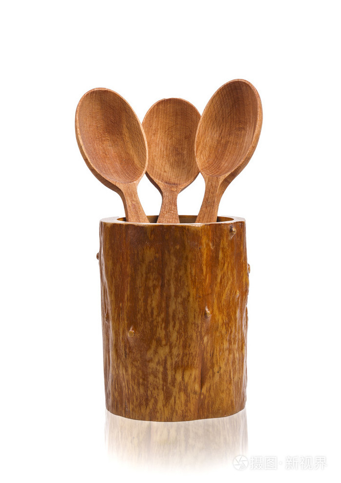 白色背景上的厨房木制餐具杯子