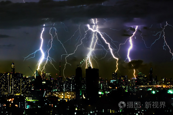 戏剧性的雷电风暴闪电箭上的水平的天空和城市景观
