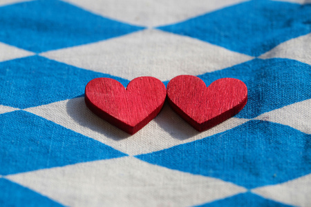 红色白色地下2个红色的心在蓝色白色地下照片