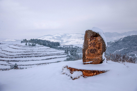 云南东川红土地冬天多雪场图片