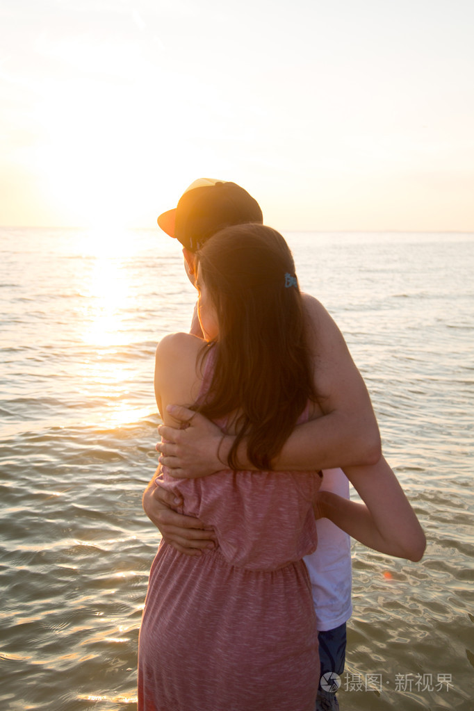 热恋中的年轻情侣走