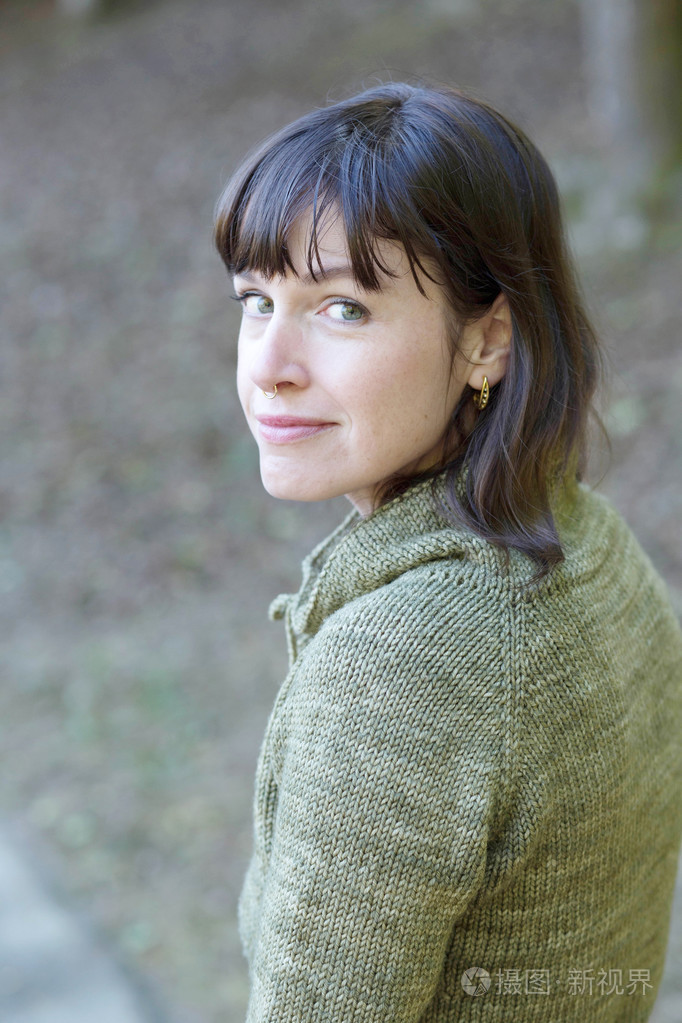 棕色的头发和漂亮的绿色眼睛的运动女人