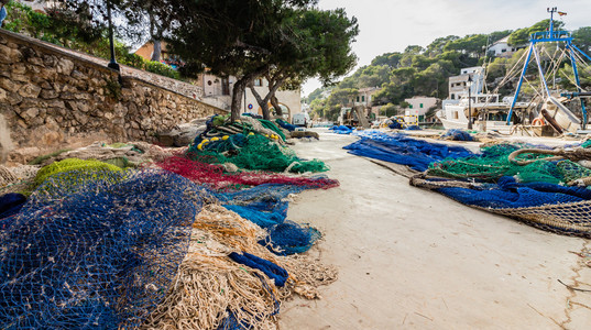 海底捕捞渔网在海底照片