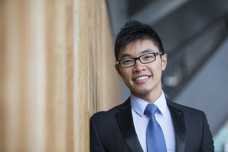 现代化的办公大楼外的中国商人照片