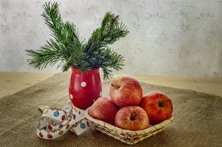 苹果在桌子上的柳条篮子里图片