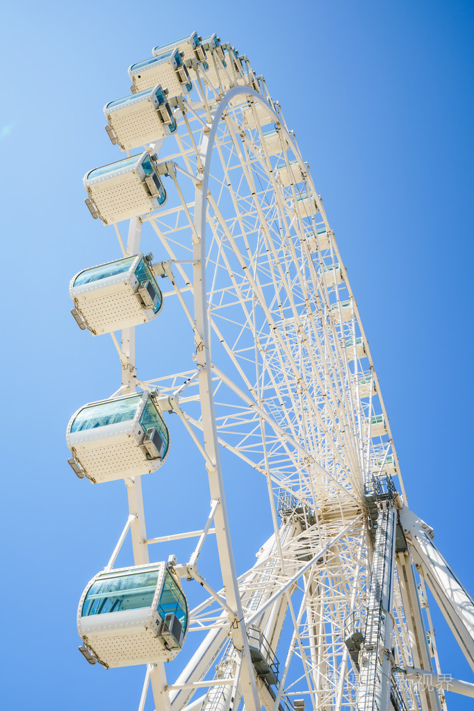 特写的白色摩天轮对的清澈的天空