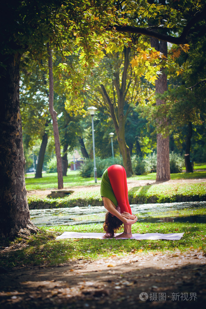 年轻女子练习瑜伽户外