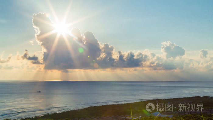 太阳落在戏剧性的云后面