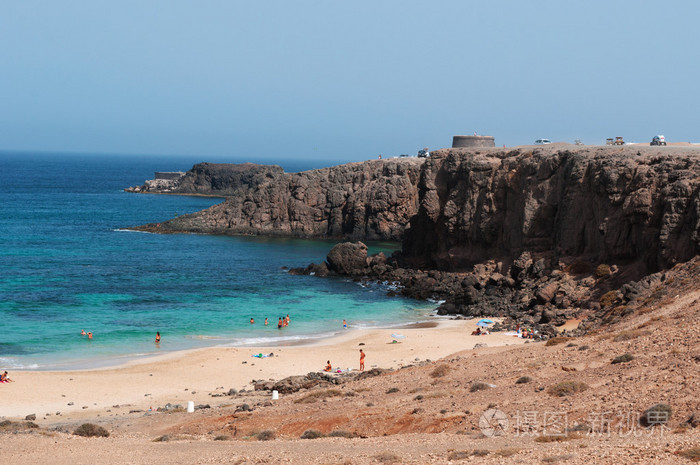 西班牙加那利群岛 fuerteventura 皮埃德拉普拉亚海滩或 el castillo 海滩的鸟图, 这是西北海岸最著名的