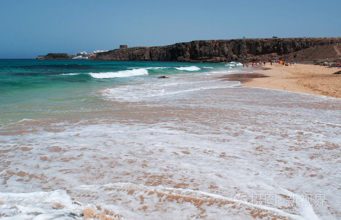 西班牙加那利群岛 fuerteventura 皮埃德拉普拉亚海滩或 el castillo 海滩的鸟图, 这是西北海岸最著名的