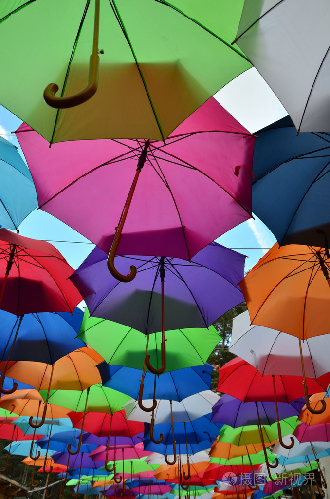 不同颜色的遮阳伞