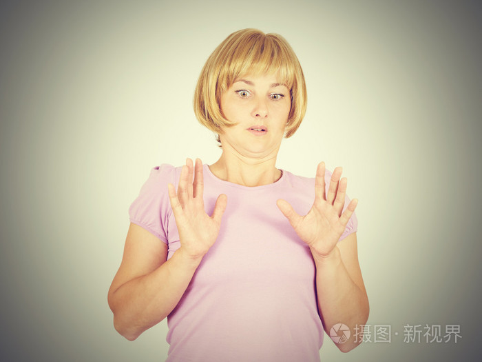 关闭了肖像紧张, 害怕,强调有关的年轻女人