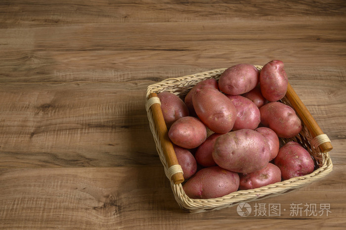 生马铃薯食品。木制的背景上的新鲜土豆。自由文本的地方