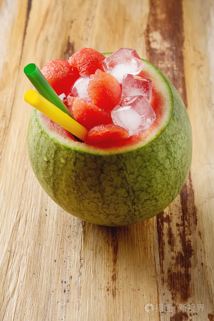 多汁的西瓜和新鲜果汁.清爽的夏季饮料