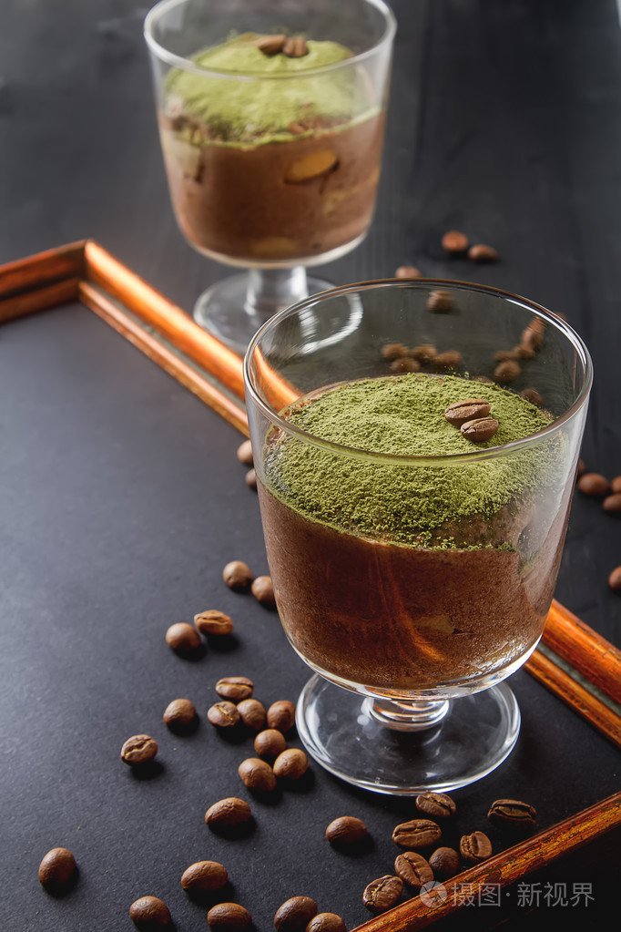 传统的意大利美食巧克力提拉米苏甜点与茶