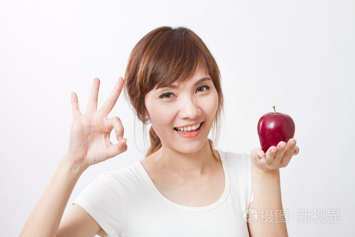 健康女人给 ok 手势与红苹果