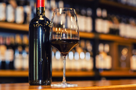 红酒吧台在一家酒吧中的红酒照片