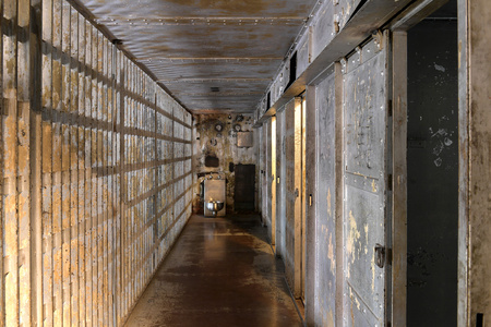 老监狱牢房图片