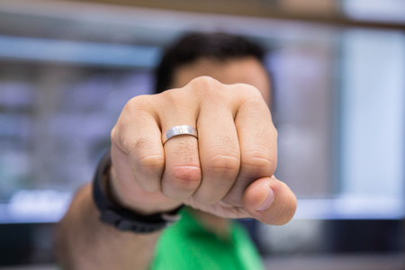 男人炫耀他的结婚戒指照片