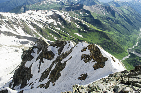 与陡峭的高山山峰山风景图片