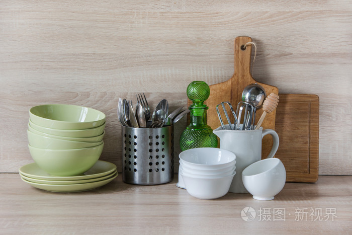 陶器, 餐具, 用具和其他不同的东西,木桌上.厨房静物为背景设计.图像