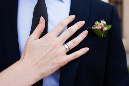 婚礼胸花和新娘的手图片