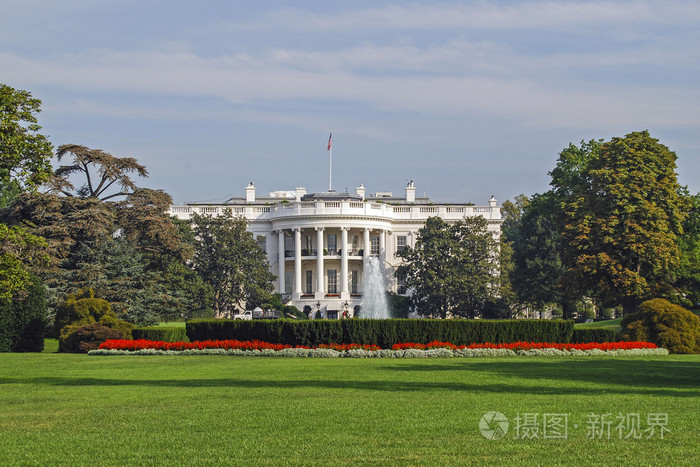 白宫南面与绿色的草坪和花坛.美国,华盛顿特区