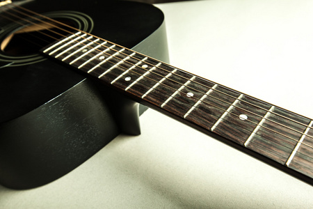 经典的黑色吉他身体和脖子详细图片