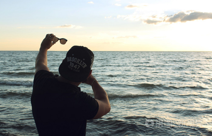 一名男子在海上看日落